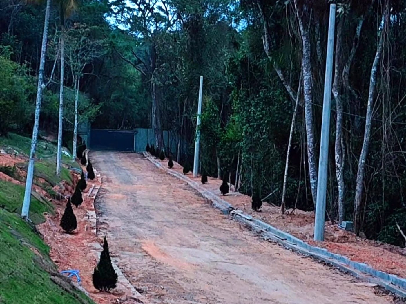 Estrada de acesso ao condomínio em Taiaçupeba ao entardecer
