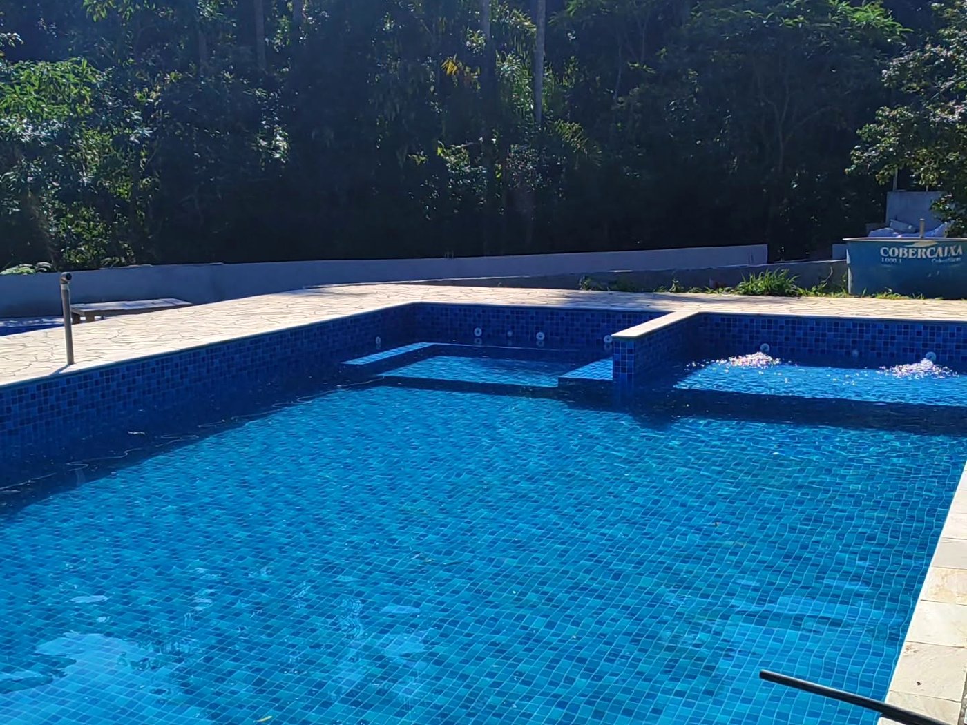 Piscina do condomínio do chalé em Mogi das Cruzes